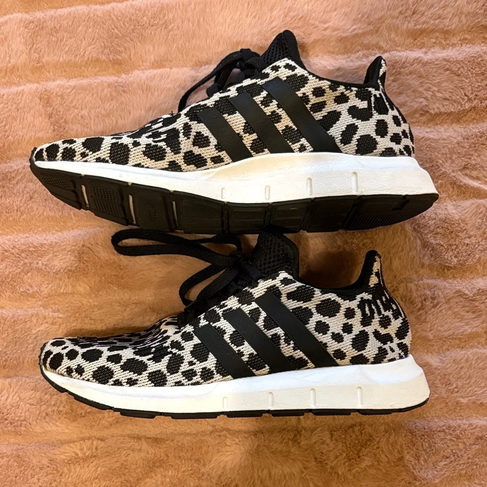 Adidas Swift Run 1.0 Sneaker Women's Black and White Spots size 7 - Picture 3 of 6